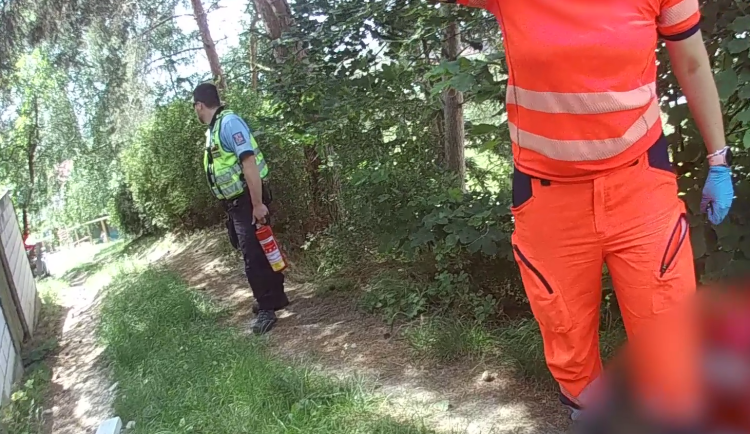 Plameny uvěznily seniora v domě. Život si zachránil skokem z balkonu