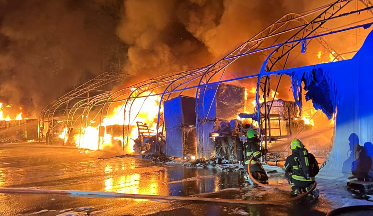 Noční požár v České Lípě. Hořela skladovací hala v Dubici
