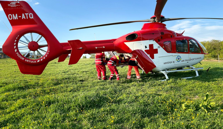 Senior havaroval na kole. Zachránit se ho snažili traktoristé, kteří jeli okolo