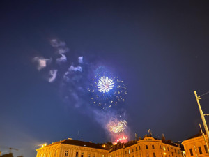 V Brně začal festival ohňostrojů. První show rozzářila nebe nad Špilberkem