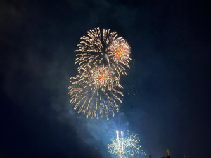 V Brně začal festival ohňostrojů. První show rozzářila nebe nad Špilberkem