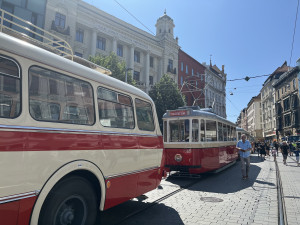 Dopravní nostalgie začíná. Brňané se mohou projet historickým autobusem i šalinou