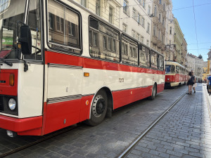 Dopravní nostalgie začíná. Brňané se mohou projet historickým autobusem i šalinou