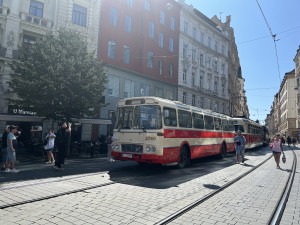 Dopravní nostalgie začíná. Brňané se mohou projet historickým autobusem i šalinou