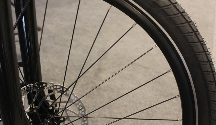 Cyklista jel na neosvětleném kole. Nyní je podezřelý z trestného činu