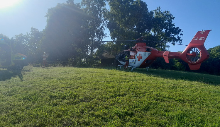 Na Novojičínsku se převrátil traktor. Pro zraněného muže letěl vrtulník