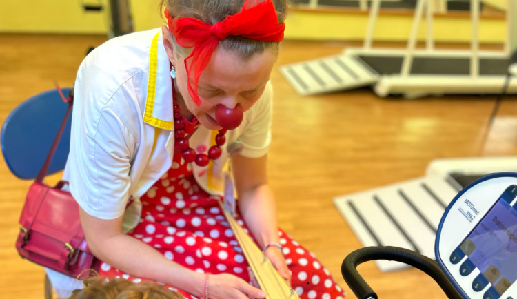 Zdravotní klauni pomáhají dětem v Janských Lázních: Smích jako součást léčby