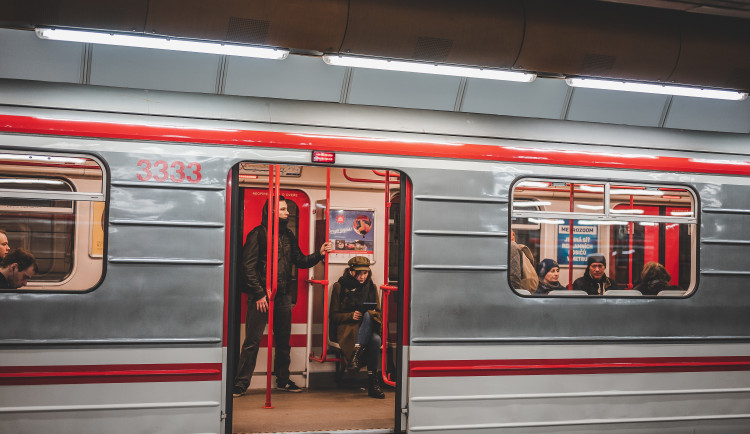 Na lince metra C srazil vlak mladou ženu, na místě zemřela. Provoz byl omezen