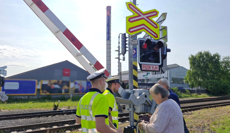Kontroly na přejezdech. Lidé přechází i přes červenou, jeden řidič dokonce předjížděl