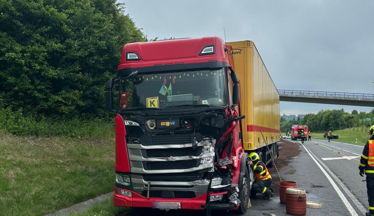 Hromadná nehoda šesti vozidel u Jablunkova. Jeden z řidičů vezl v kamionu munici