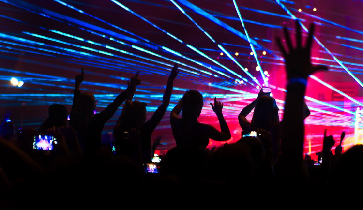 Policie na technopárty na Rychnovsku: Kontrola stovek lidí, drogy a hledaná osoba