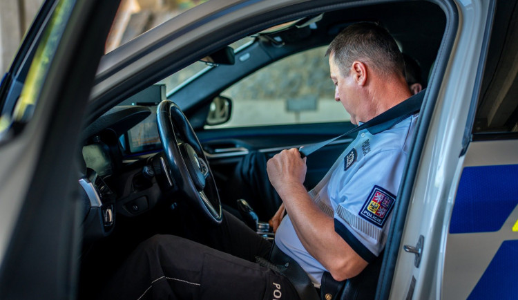 Rozbitým oknem se muž dostal do firmy, kde ukradl kabely za více než 150 tisíc