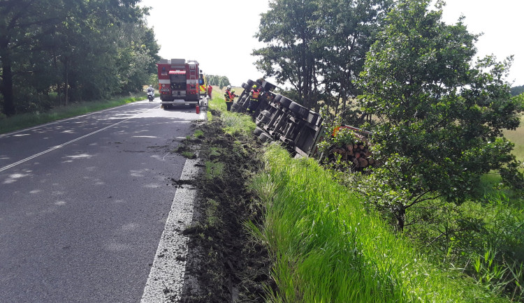Nehoda na silnici 13 u Dětřichova. Převrátil se tam kamion se dřevem