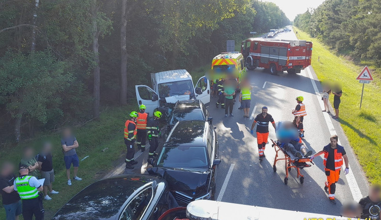 Tři lidé se zranili při hromadné nehodě pěti automobilů na frekventované silnici I/20