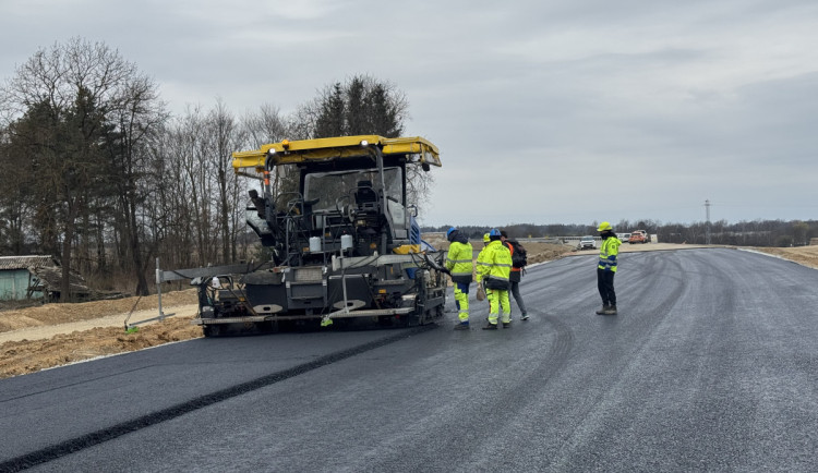 Obchvat Lišova se otevře v polovině července. O dva týdny dříve