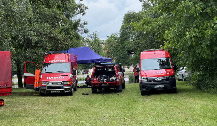 Policie stále prohledává řeku, do které měla spadnout devítiletá dívka