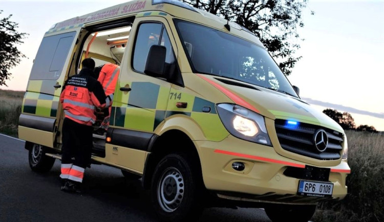 Opilá žena havarovala s elektrokolem, na kterém vezla malého syna v dětské sedačce