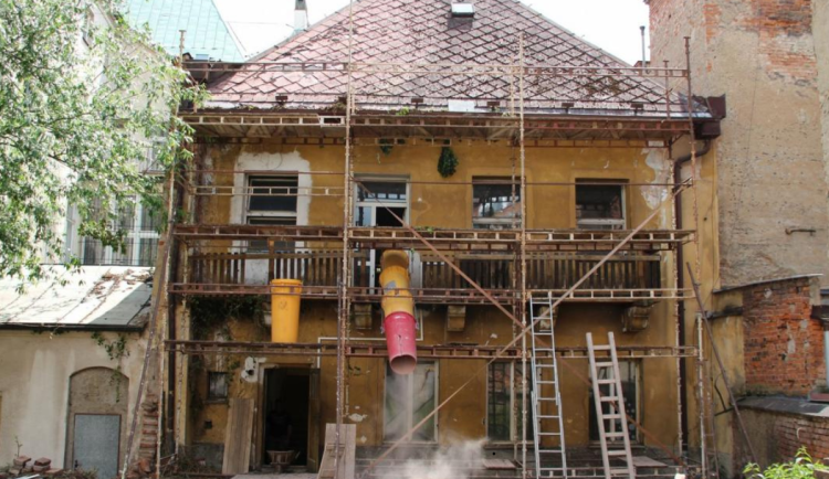 Rekonstrukce historického domu ve Dvoře Králové omezí dopravu na náměstí