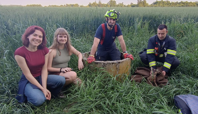 Malé srnče spadlo do betonové skruže. Ven mu pomohli hasiči