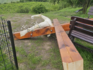 Na Břeclavsku někdo zřejmě motorovkou rozřezal kontroverzní Ódu na frankovku