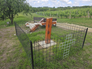 Na Břeclavsku někdo zřejmě motorovkou rozřezal kontroverzní Ódu na frankovku