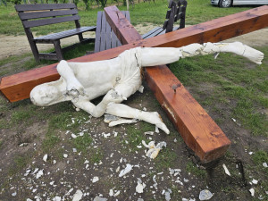 Na Břeclavsku někdo zřejmě motorovkou rozřezal kontroverzní Ódu na frankovku