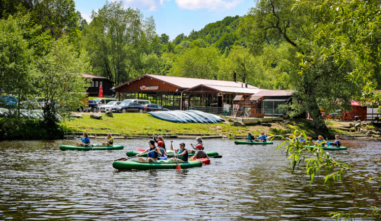 Vodácký zážitek bez stresu: loď i ubytování na jednom místě