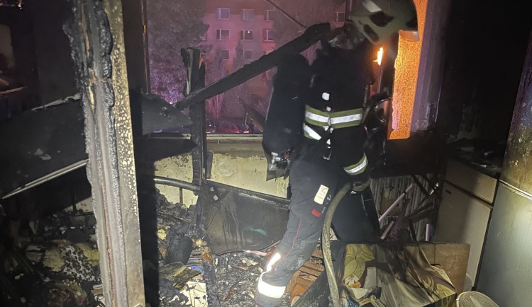 Noční požár ve Vratislavicích. Hasiči přímo na místě museli resuscitovat člověka