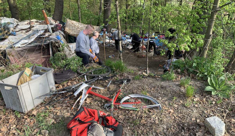 Likvidace skládky bezdomovců i úklid okolí Nisy. Vězni se zapojují do úprav Liberce