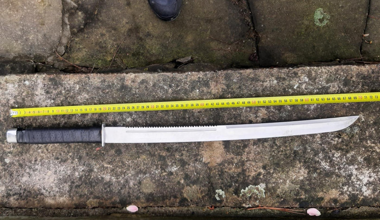 Muž vběhl do domu a začal vyhrožovat. V ruce držel 70 centimetrů dlouho mačetu