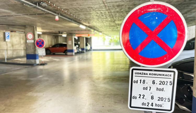 Parkovací dům v Hradci uzavřen, během festivalu REGIONY se parkuje u arény