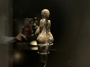 VIDEO: V Brně vystaví Věstonickou venuši. Lidé si sošku prohlédnou ze všech stran