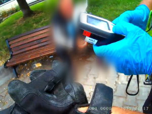 Muž z Brna stáhl na lavičce sedmičku tuzemáku. Nadýchal přes 5,5 promile