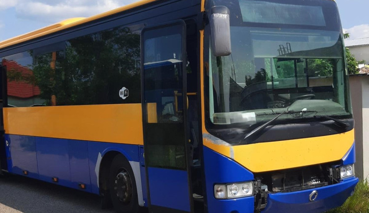 Školní výlet skončil zákazem jízdy. Děti vezl rozpadající se autobus