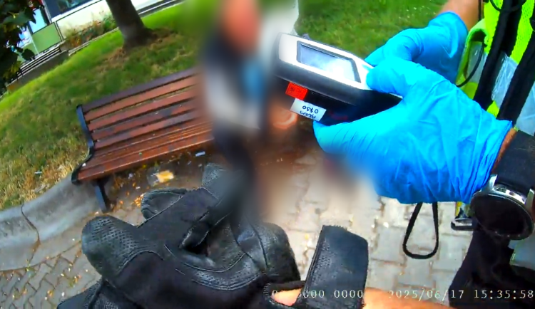 Muž z Brna stáhl na lavičce sedmičku tuzemáku. Nadýchal přes 5,5 promile