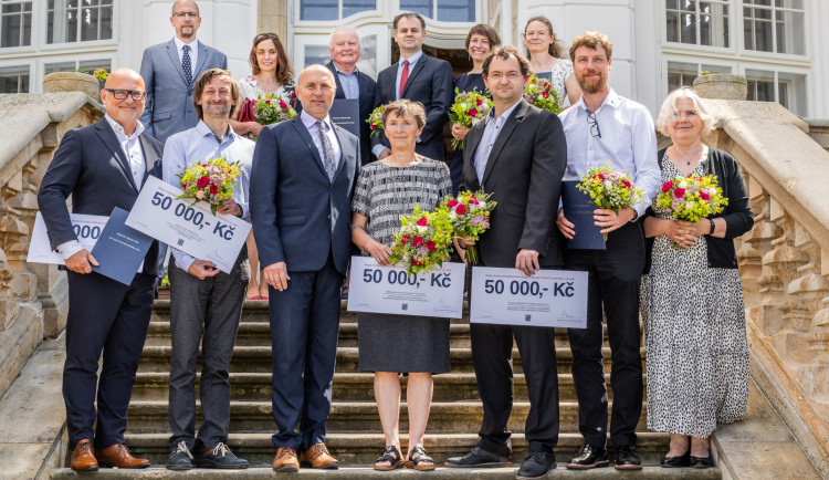 Dědictví zavazuje. Kraj ocenil záchranu fary, kostela, bunkru i historické ulice