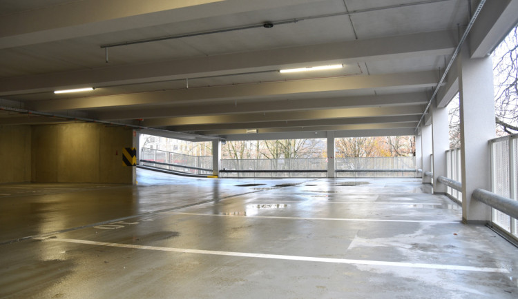 Parkovací dům u krajského úřadu čekají opravy. Rok a půl od otevření