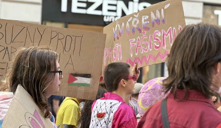 FOTO: Brnem prošel duhový průvod. Protestující upozornili na útlak queer komunity