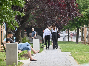 Zrevitalizovaný Janáčkův park v Brně láká na zeleň, umění i nové lavičky