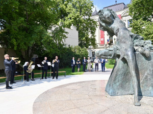 Zrevitalizovaný Janáčkův park v Brně láká na zeleň, umění i nové lavičky