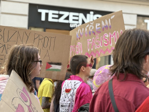 FOTO: Brnem prošel duhový průvod. Protestující upozornili na útlak queer komunity