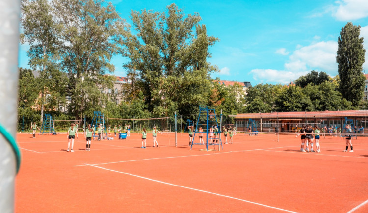 Brno opravilo kurty v Lužánkách, nově je zavlažuje dešťovka