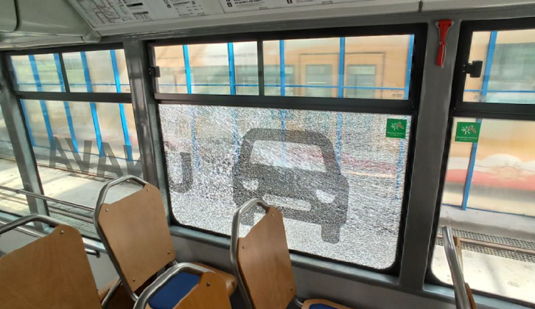 Z airsoftové pistole střílel na tramvaje a auta. Policie mladého recidivistu zatkla