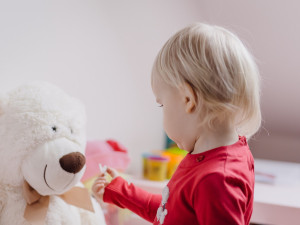 Tříletá dcera omylem uvěznila matku na balkoně v Brně, zachránili ji strážníci