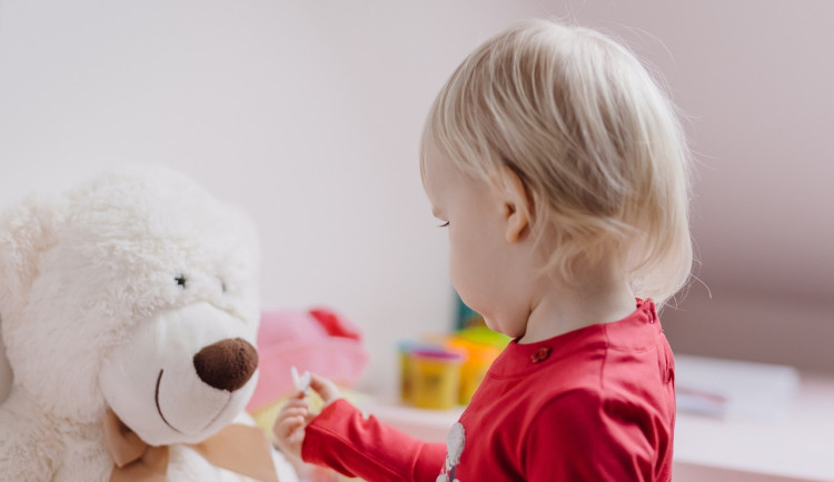 Tříletá dcera omylem uvěznila matku na balkoně v Brně, zachránili ji strážníci