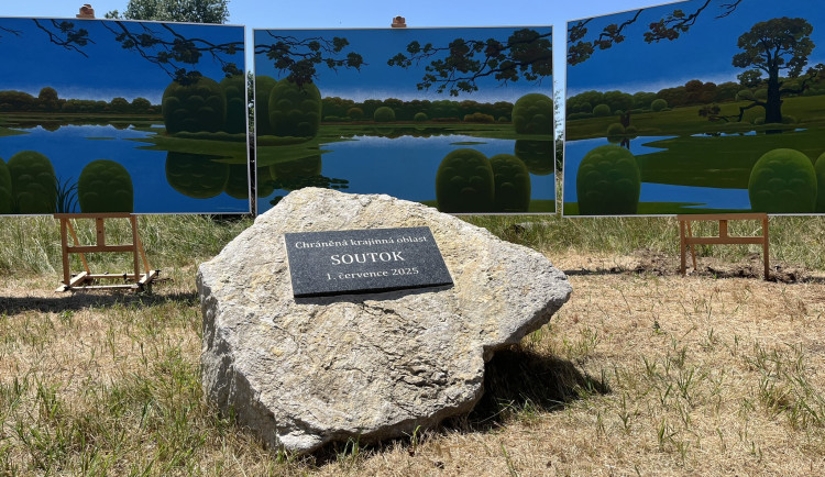 CHKO Soutok už má vlastní pamětní desku, ve Vatikánu jí požehnal papež