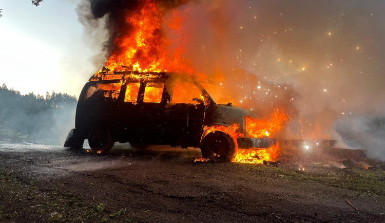 Víkend hasičů: Požár domu i dodávky, nehody motorkářů