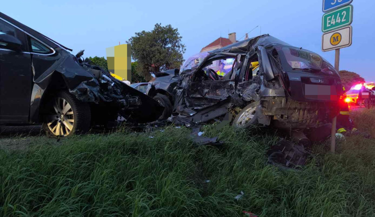 Řidič s dvojkou v dechu způsobil nehodu tří aut. Jedna osoba zemřela