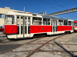 VIDEO: V dílnách brněnského dopravce opraví šest pražských retro tramvají