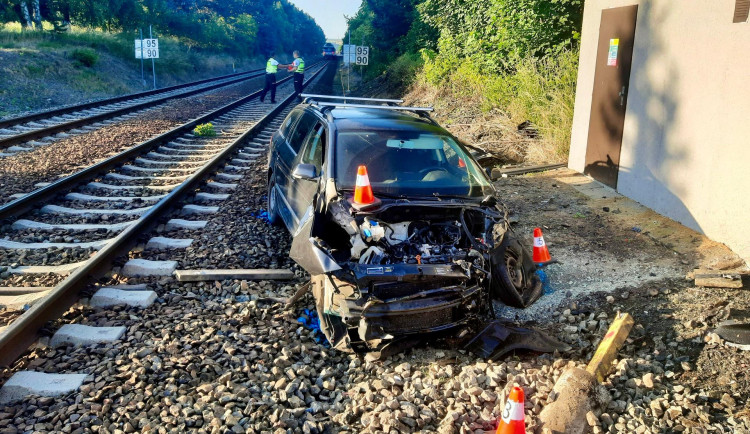 Na přejezdu v Křenovicích se srazil vlak s osobním autem